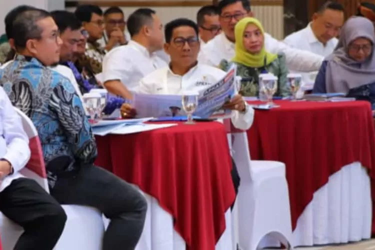 Bupati Heriyus menghadiri Koordinasi Program Kerja Sama dengan Kemdikdasmen RI, Kemdiktisaintek RI bersama Asosiasi Pemerintah Kabupaten Seluruh Indonesia (Apkasi) dan Yayasan Pendidikan Adiluhung Nusantara (YPAN) di Jakarta, Kamis (16/10/2025). (Foto : Diskominfo SP)