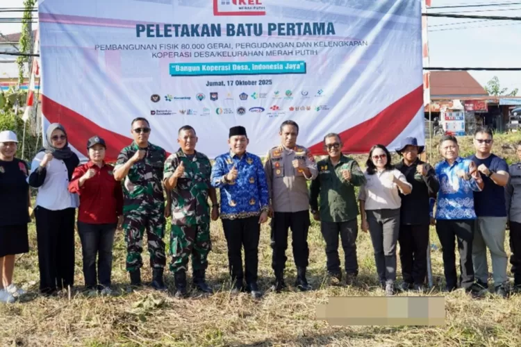 Peletakan batu pertama oleh Wakil Bupati Murung Raya, Rahmanto Muhidin, mewakili Bupati Murung Raya, Heriyus tanda dimulainy pembangunan fisik Koperasi Desa/Kelurahan (Kopdes) Merah Putih secara nasional pada Jumat (17/10/2025) (FOTO : Diskominfo SP Mura)