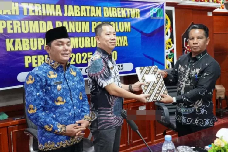 Jabatan Direktur Perumda Danum Pomolum resmi diserahkan dari Pelaksana Tugas (Plt) Direktur sebelumnya, Jayadie Y. Dadi, kepada Direktur baru, Kelong. (foto : Diskominfo SP Mura)