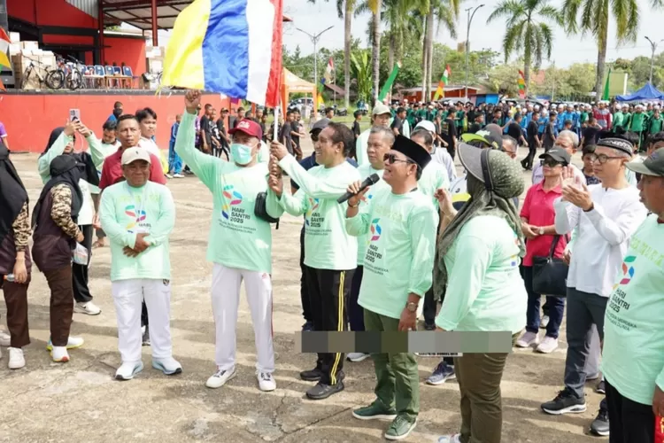 Pemerintah Kabupaten (Pemkab) Murung Raya melaksanakan Jalan Sehat dalam rangka memperingati Hari Santri Nasional (HSN) Tahun 2025 berlangsung meriah di Alun-Alun Jorih Jerah, Minggu pagi (19/10/2025) (foto : Kalteng Lima)
