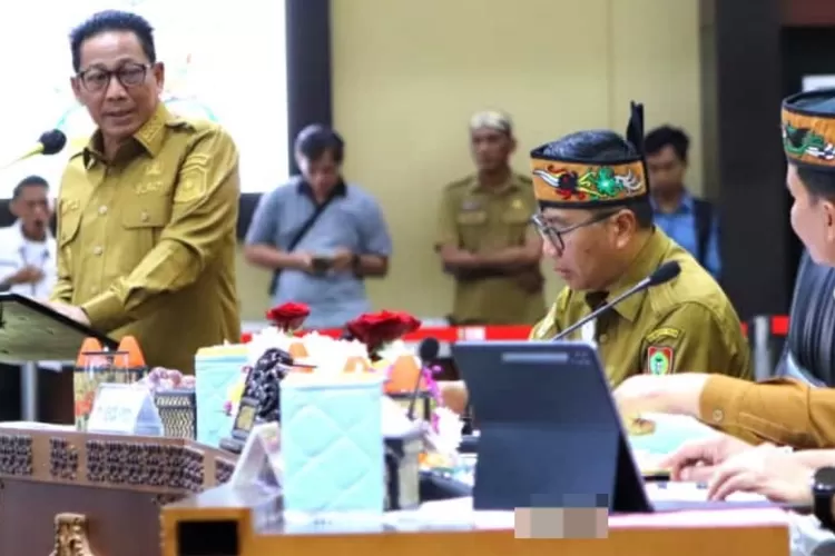 Bupati Mura Heriyus dalam Rakor Optimalisasi PAD Sektor Perkebunan dan Kehutanan, yang digelar di Aula Jayang Tingang, Kantor Gubernur Kalteng, Senin (20/10/2025). (foto : Diskominfo SP)