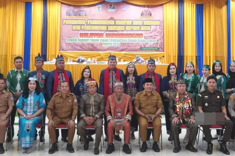 Bupati Heriyus  mengambil sumpah janji jabatan, dan mengukuhkan tiga Damang Kepala Adat , Selasa (28/10/2025) (foto : Kalteng Lima)