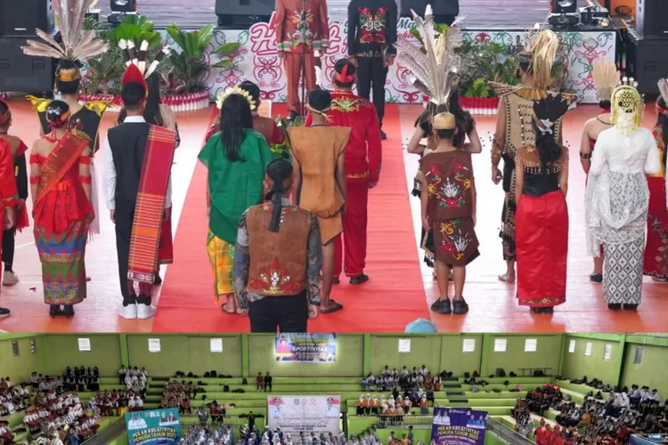 Bupati Mura Heriyus memimpin upacara peringatan Hari Sumpah Pemuda ke-97 Tingkat Kabupaten Murung Raya di Gedung Olahraga Tana Malai Tolung Lingu, Puruk Cahu, Selasa (28/10/2025) (foto : Diskominfo SP)