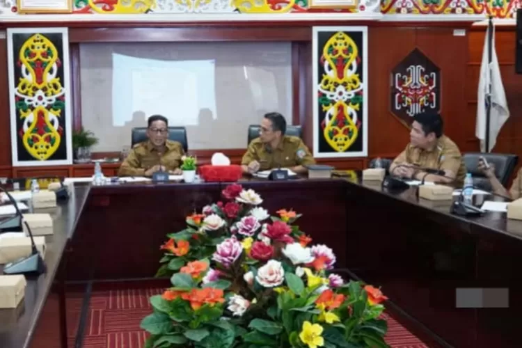 Bupati Heriyus memimpin rapat percepatan pelaksanaan Program Kartu Hebat Mahasiswa bersama Tim Pelaksana Kartu Hebat Mura (foto : Diskominfo SP Mura)
