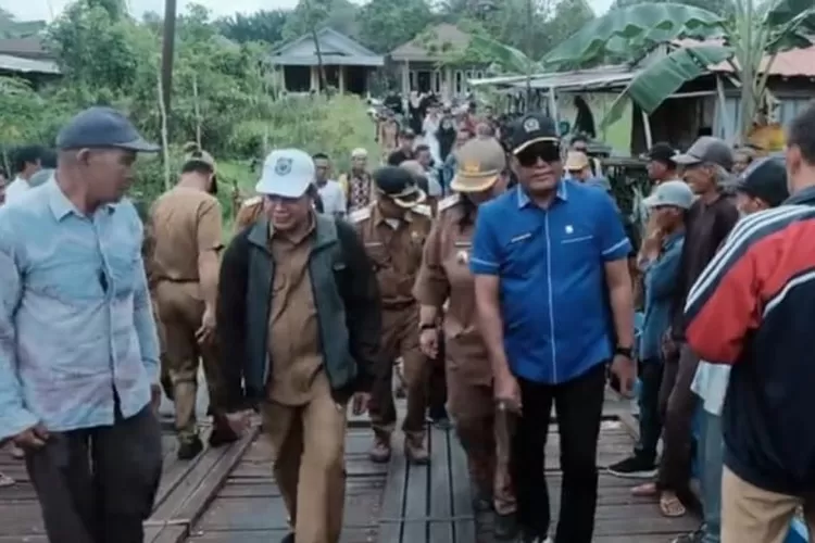 Anggota Komisi III DPRD kapuas Saferaniansyah Apresiasi Pembangunan Jembatan Penghubung  KUALA KAPUAS &mdash; Anggota Komisi III DPRD Kabupaten Kapuas, Saferaniansyah, menyampaikan apresiasi atas langkah Pemerintah Kabupaten Kapuas yang telah merealisasikan pembangunan jembatan penghubung berkontruksi kay