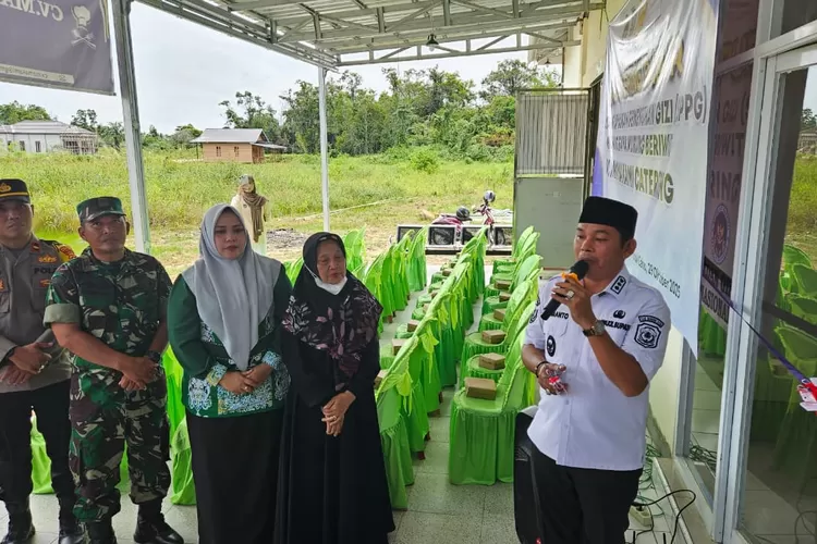 Wakil Bupati Murung Raya, Rahmanto Muhidin, meresmikan dapur pertama pelaksana Program Nasional Makanan Bergizi Gratis (MBG) yang berlokasi di Jalan Pulo Basan, Puruk Cahu, Rabu (29/10/2025) (foto : Kalteng Lima)