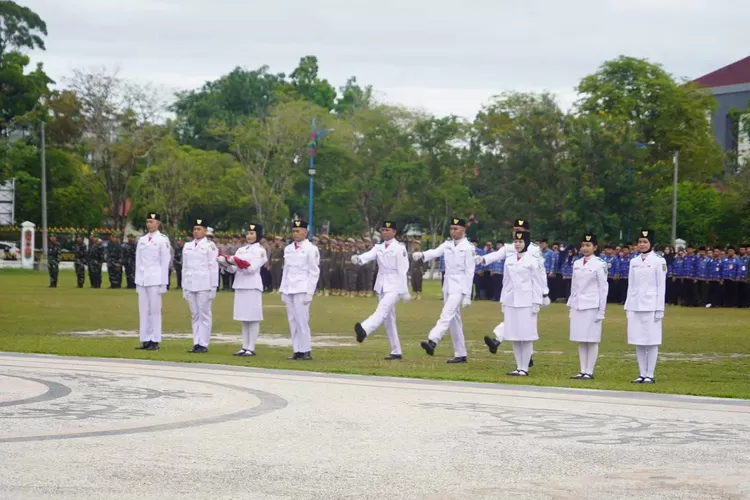 Pasukan Pengibar Bendera Pusaka (Paskibraka) melaksanakan tugas pada Upacara Peringatan Hari Sumpah Pemuda Tahun 2025 di halaman Kantor Gubernur (MMC Kalteng)