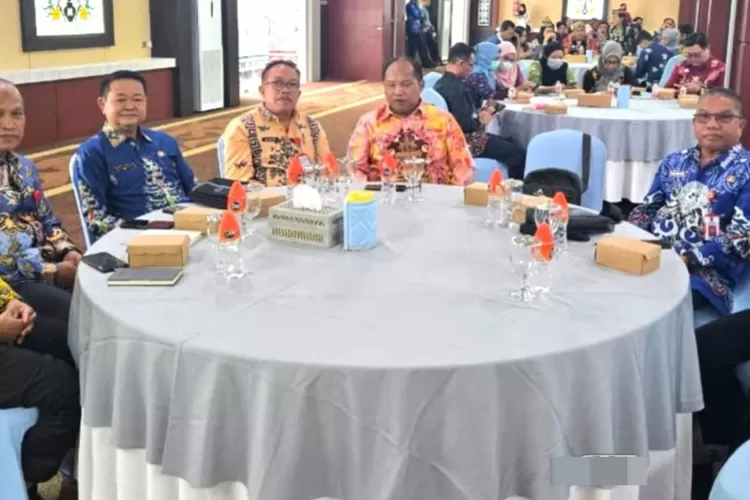 Rakor Pejabat Pengelola Informasi dan Dokumentasi (PPID) se-Kalimantan Tengah. Kegiatan tersebut berlangsung di Aula Jayang Tingang, lantai I Kantor Gubernur Kalteng, Kamis (30/10/2025) d (foto : Diskominfo SP Mura )