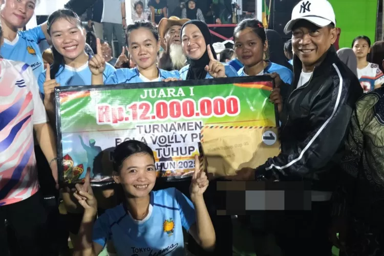 Bupati Heriyus menyerahkan hadiah kepada pemenang (foto : Kalteng Lima)