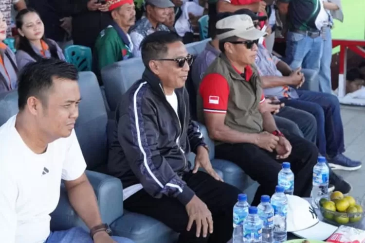 Ketua DPRD Kabupaten Murung Raya (Mura), Rumiadi, hadir secara langsung menyaksikan pertandingan final turnamen bola voli Muara Tuhup Cup-02 yang digelar di lapangan voli Kelurahan Muara Tuhup, Kecamatan Laung Tuhup, Sabtu (1/11/2025). (foto : Kalteng Lima)