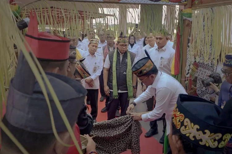 Gubernur Kalimantan Tengah Agustiar Sabran saat menyambut kedatangan Menteri Hukum Republik Indonesia Andi Agtas bersama Sekretaris Jenderal Kemenkumham Nico Afinta, Kepala Badan Pembinaan Hukum Nasional Min Usihen, serta para pejabat tinggi madya dan pratama Kementerian Hukum RI di Ruang VIP Isen M (MMC Kalteng)