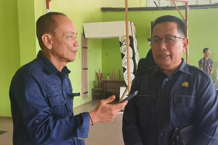 ketua komisi I DPRD Mura Rejikinoor memberikan keterangan kepada wartawan (foto : Kalteng Lima)