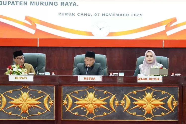 Puruk Cahu &ndash; Dewan Perwakilan Rakyat Daerah (DPRD) Kabupaten Murung Raya menggelar Rapat Paripurna Ke-6 Masa Sidang III Tahun 2025, bertempat di Ruang Rapat Paripurna Gedung DPRD Murung Raya, Jumat (7/11/2025).  Rapat paripurna tersebut dipimpin oleh Ketua DPRD Murung Raya, Rumiadi, didampingi Wakil (foto : DPRD Mura)