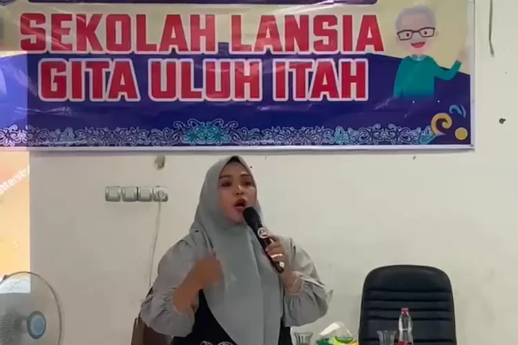 WAket I DPRD Mura Dina Maulidah, S.HI., mengikuti kegiatan belajar dan mengajar bersama para peserta Sekolah Lansia Gita Uluh Itah, Jumat (7/11/2025). (foto : DPRD Mura)