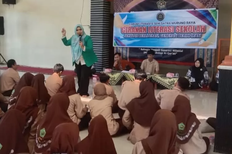 Gerakan Literasi Sekolah bertema &ldquo;Sekolah Berliterasi, Generasi Berinspirasi&rdquo; yang diikuti para pelajar Madrasah Tsanawiyah Negeri (MTsN) di Puruk Cahu, Sabtu (8/11/2025). (foto : DPRD Mura)