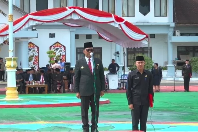 Bupati Murung Raya, Heriyus, bertindak selaku Inspektur upacara (Irup) hari pahlawan, Senin (10/11/2025) (foto : Kalteng Lima)