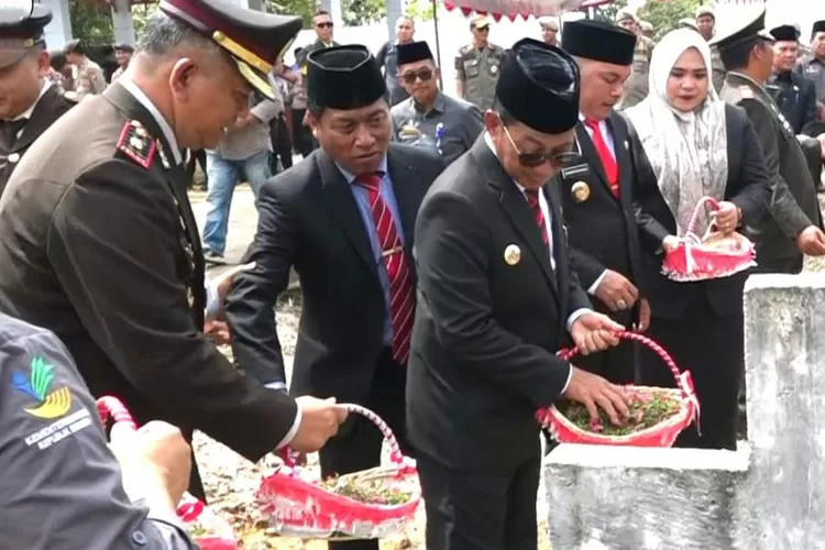 upati Murung Raya (Mura), Heriyus SE didampingi Wakil Bupati (Wabup)Mura Rahmanto Muhidin, jajaran Forkopimda serta tamu undangan lainnya, melaksanakan ziarah ke Taman Makam Pahlawan di Jalan Jenderal Sudirman Danau Usung, Senin (10/11/2025). (kalteng Lima)