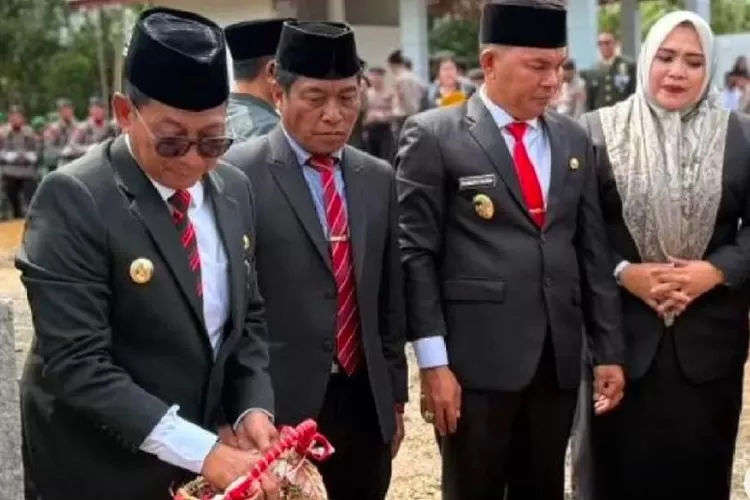 Ketua DPRD Mura bersama pejabat lainnya dalam acara ziara ke Taman Makam Pahlawan  (foto : Diskominfo SP)