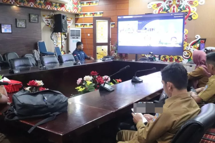 Rakornas membahas Langkah Konkret Pengendalian Inflasi Daerah Tahun 2025 sekaligus Evaluasi Dukungan Pemerintah Daerah yang digelar secara virtual melalui zoom meeting, Senin (11/11/2025). (foto : Diskominfo SP)