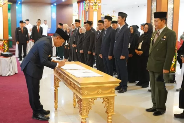 Bupati Heriyus, memimpin acara Pelantikan dan Pengambilan Sumpah/Janji Jabatan Penjabat (Pj) Sekretaris Daerah, serta Pengukuhan Pejabat Administrator, Pengawas, dan Pejabat Fungsional di lingkungan Pemkab Murung Raya. (foto : Kalteng Lima)