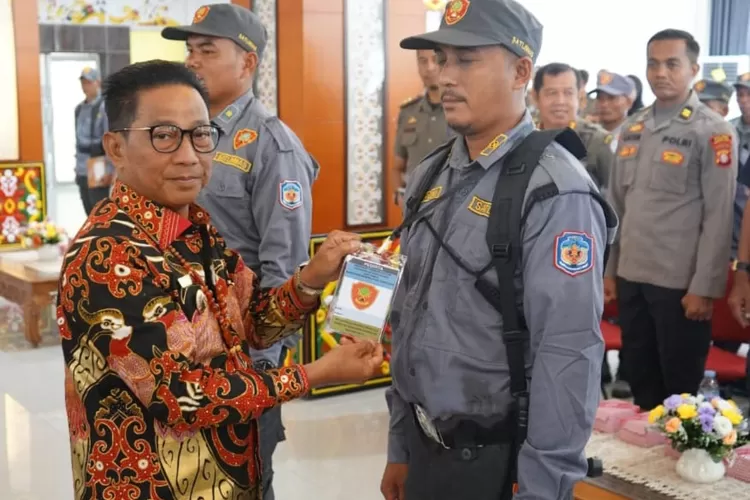 Bupati Heriyus membuka pelatihan personel Satuan Perlindungan Masyarakat (Satlinmas) Kabupaten Murung Raya  di Aula gedung B, Kamis (13/11/2025) (foto : Kalteng Lima)