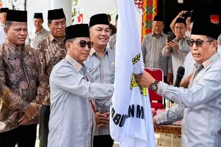 Bupati Murung Raya Heriyus secara resmi melepas Kafilah Musabaqah Tilawatil Quran dan Hadist (MTQH) XXXI Tingkat Provinsi Kalimantan Tengah yang digelar di Kota Muara Teweh, (foto : Kalteng Lima)