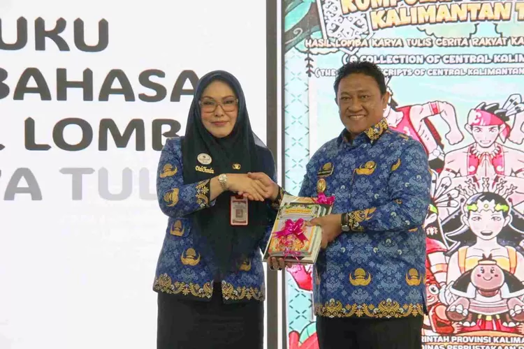 Kepala Dinas Perpustakaan dan Arsip Provinsi Kalimantan Tengah, Adiah Chandra Sari, saat menyerahkan secara simbolis 4 buku terjemahan kepada Wakil Gubernur Kalteng, Edy Pratowo (MMC Kalteng)