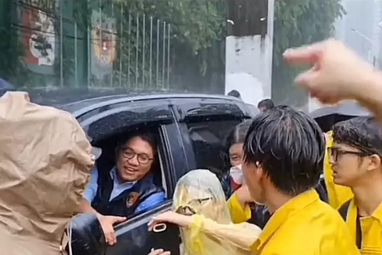 Mahasiswa demo tolak pengesahan RUU KUHAP ditengah hujan