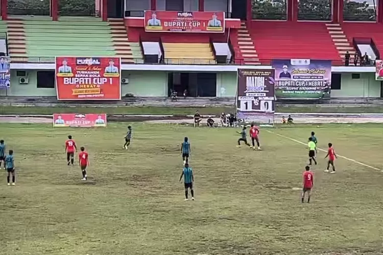 Laga final sepak bola bupati Cup DPMD vs POP Mura yang digelar di Stadion WMY, Minggu sore (23/11/2025) (foto : Kalteng Lima)