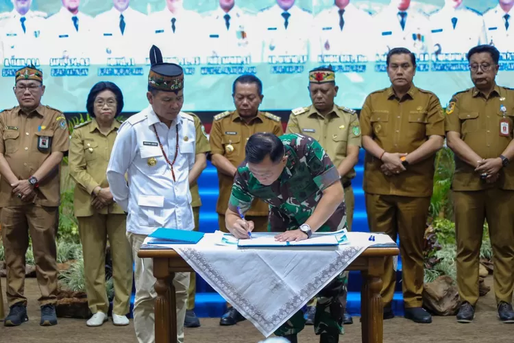 Penandatanganan MoU antara Gubernur Kalimantan Tengah Agustiar Sabran dengan Pangdam XXII/Tambun Bungai Mayjen TNI Zainul Arifin (MMC Kalteng)