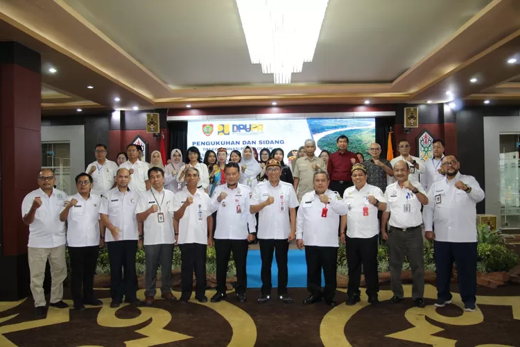 Plt. Sekretaris Daerah Provinsi Kalteng Leonard S. Ampung saat mengukuhkan TKPSDA Wilayah Sungai Kahayan Prov. Kalteng Periode 2025&ndash;2030 (MMC Kalteng)