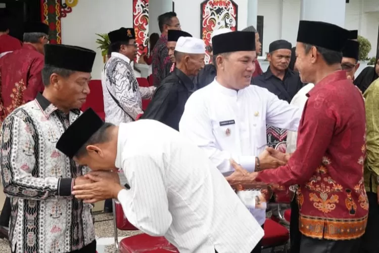 Wakil Bupati Rahmanto Muhidin, melepas keberangkatan umrah para pemenang Seleksi Tilawatil Qur&rsquo;an (STQ) XII Tingkat Kabupaten Murung Raya,  Jumat (28/11/2025)  (foto : Kalteng Lima)