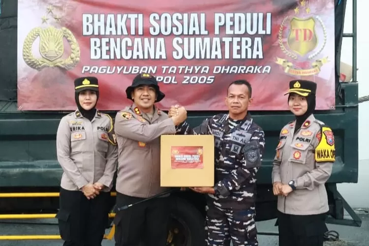 Paguyuban Akpol 2005 mengirim ribuan paket sembako melalui KRI dr. Radjiman untuk korban bencana di Sumatera. Bantuan disalurkan langsung oleh alumni di daerah. (foto : IST)