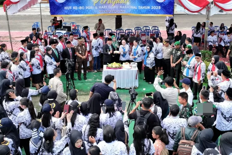 Peringatan HUT PGRI ke-80 dan Hari Guru Nasional Tingkat Kabupaten Murung Raya (Mura) yang digelar di halaman Kantor Bupati, Sabtu (29/11/2025). (foto : Diskominfo SP Mura)