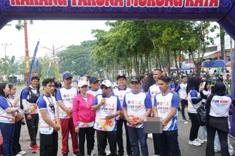 Pemkab Mura menggelar Fun Run Murung Raya Hebat Season 1 Tahun 2025 di Alun-Alun Jorih Jerah, Puruk Cahu, Minggu pagi. (foto : Diskominfo SP)