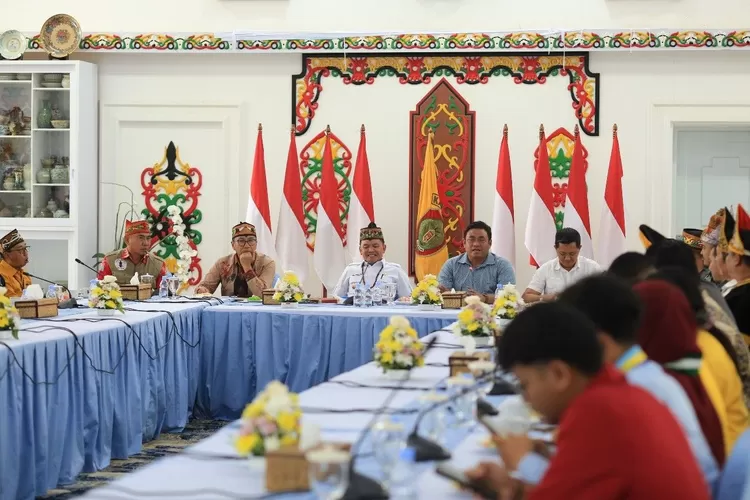 Gubernur Kalimantan Tengah (Kalteng) Agustiar Sabran saat memberikan arahan pada pertemuan bersama organisasi Cipayung, mahasiswa, perwakilan kerukunan keluarga dari Aceh, Sumatera Utara, dan Sumatera Barat, serta Gerakan Dayak Anti Narkoba (GDAN), di Istana Isen Mulang, Palangka Raya (MMC Kalteng)