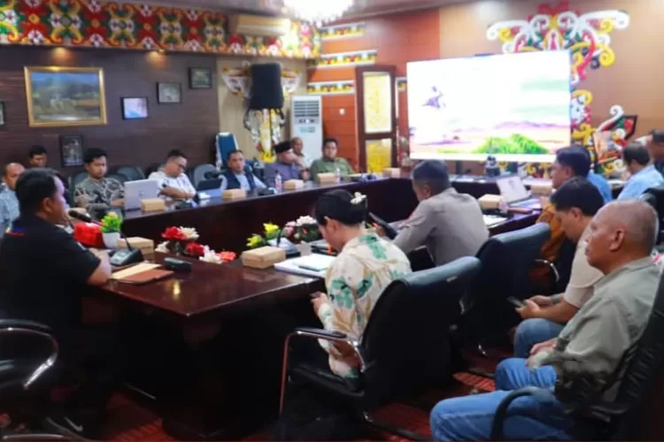 Rakor Sinkronisasi dan Monitoring Pelaksanaan Pembangunan serta Rehabilitasi SPPG dalam mendukung Program Makan Bergizi Gratis (MBG), khususnya untuk wilayah terpencil atau 3T, Jumat (5/12/2025) di Aula Gedung A Setda Murung Raya. (foto : Diskominfo SP)