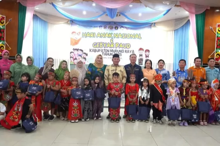 Wabup Rahmanto dalam acara peringatan Hari Anak Nasional (HAN) sekaligus Gebyar PAUD Kabupaten Murung Raya yang dilaksanakan di GPU Tira Tangka Balang, Puruk Cahu, Jumat (12/12/2025). (foto : Kalteng Lima)
