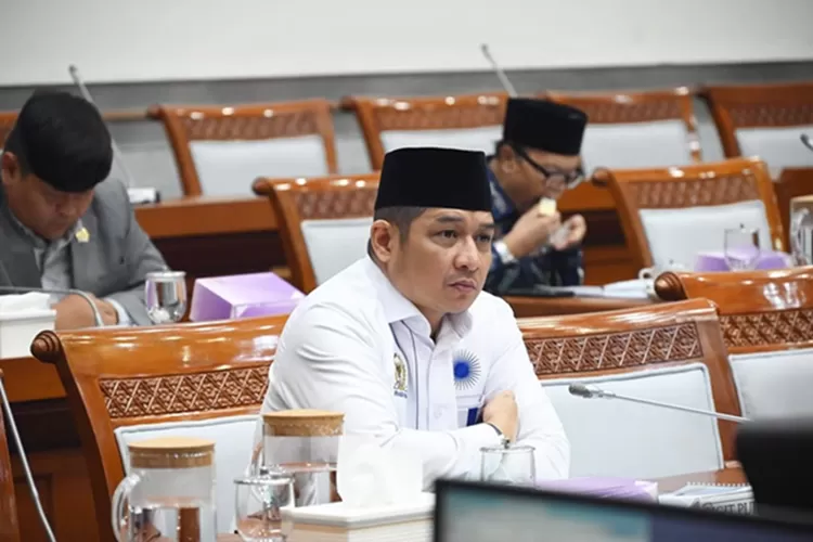Anggota Komisi VII DPR RI, Sigit Purnomo atau Pasha Ungu viral karena tak ikut berjoget saat Sidang Tahunan MPR, 15 Agustus 2025. (Instagram/pashaungu_vm)