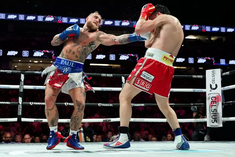 Jake Paul (kiri) menang angka atas Julio Cesar Chavez Jr. (Foto: @BleacherReport)