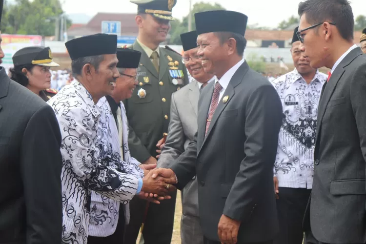 PEMERINTAH RESMI SAHKAN UU ASN 2023, BATAS USIA PENSIUN PNS DAN PPPK ...