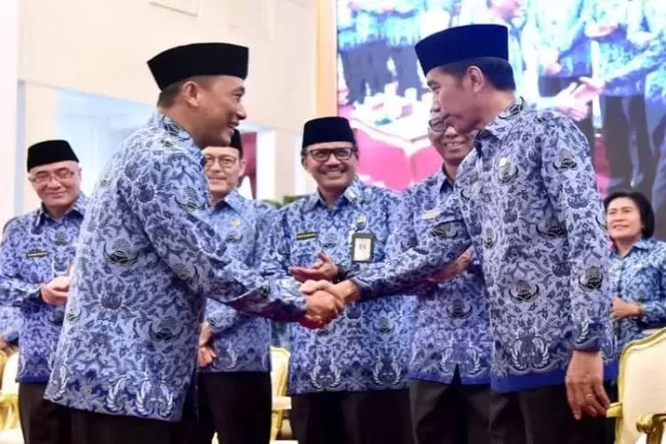 Jokowi Tetapkan Batas Usia Pensiun PNS Terbaru Melalui UU Nomor 20 ...