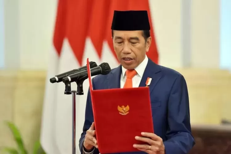 PP TERBARU DITEKEN JOKOWI! SEGINI BESARAN GAJI POKOK PENSIUNAN DI BULAN ...