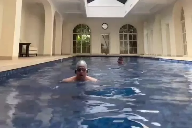 Calon presiden (capres) nomor urut dua Prabowo Subianto, melakukan olahraga rutinnya, yaitu berenang. (Istimewa)