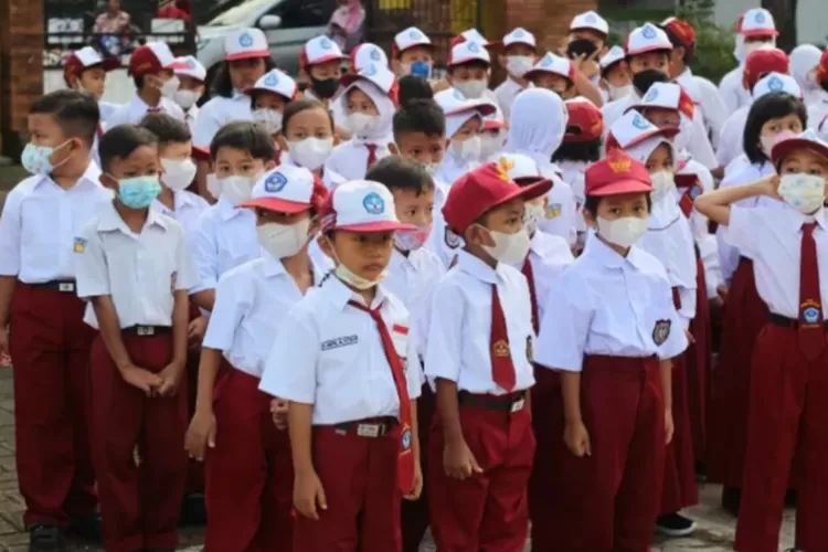 Sejumlah siswa SD di Semarang sedang melakukan apel. Untuk diketahui Mendikbudristekdikti Nadiem Makarim tetapkan usia anak masuk SD tahun 2024. (sdnsrondolwetan01.dikdas.semarangkota.go.id)