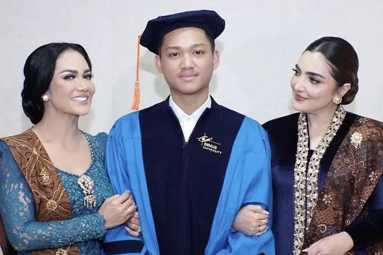 Potret Wisuda Azriel Hermansyah di Binus University, yang merupakan universitas swasta terbaik nomor satu di Jakarta versi EduRank 2024 (Instagram @azriel_hermansyah)