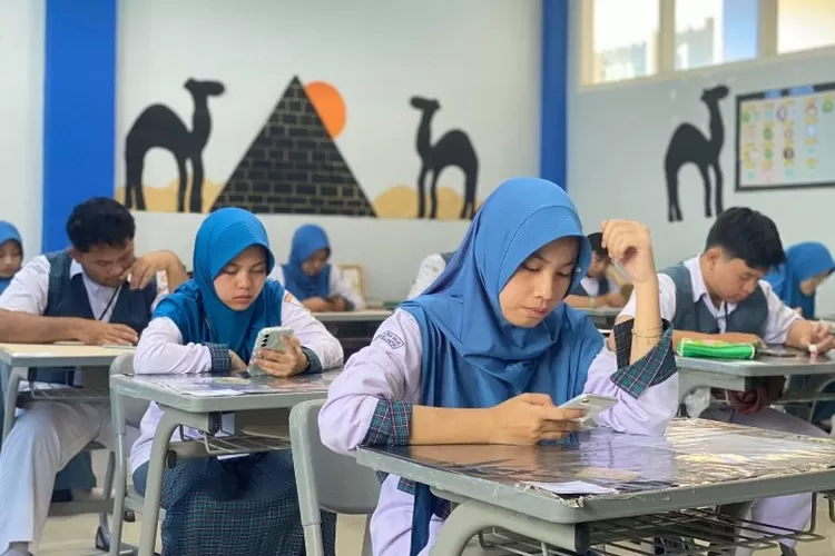 Ilustrasi siswa sekolah sedang mengikuti ujian nasional (globalmadani.sch.id)