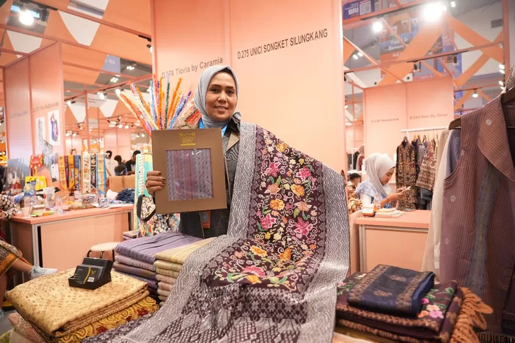 Kisah sukses Unici Songket Silungkang, UMKM tenun tradisional yang go global berkat dukungan BRI. (Dok. Istimewa)
