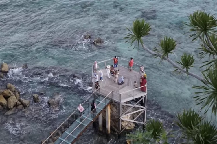 Membentang Indah Di Atas Lautan, Jembatan Kaca Di Sulawesi Selatan Ini ...