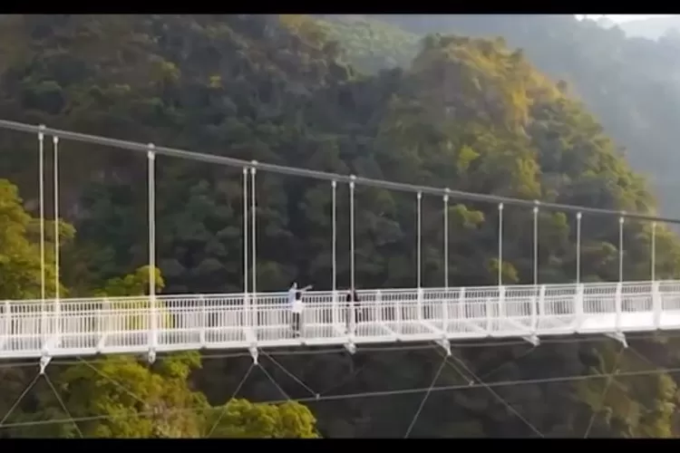 Wisata Jembatan Kaca Terpanjang Di Dunia Ternyata Ada Di Sini, Dibangun ...